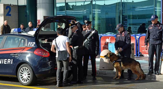 Controlli all’aeroporto di Fiumicino, cerca di rubare profumi di marca, beccata