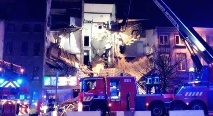 Belgio, esplosione all’interno di una palazzina ad Anversa, 2 morti e 14 feriti, c’è anche un italiano