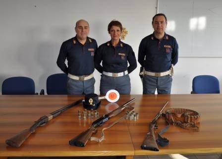 Formia, minaccia di morte la compagna, la Polizia gli ritira i 2 fucili