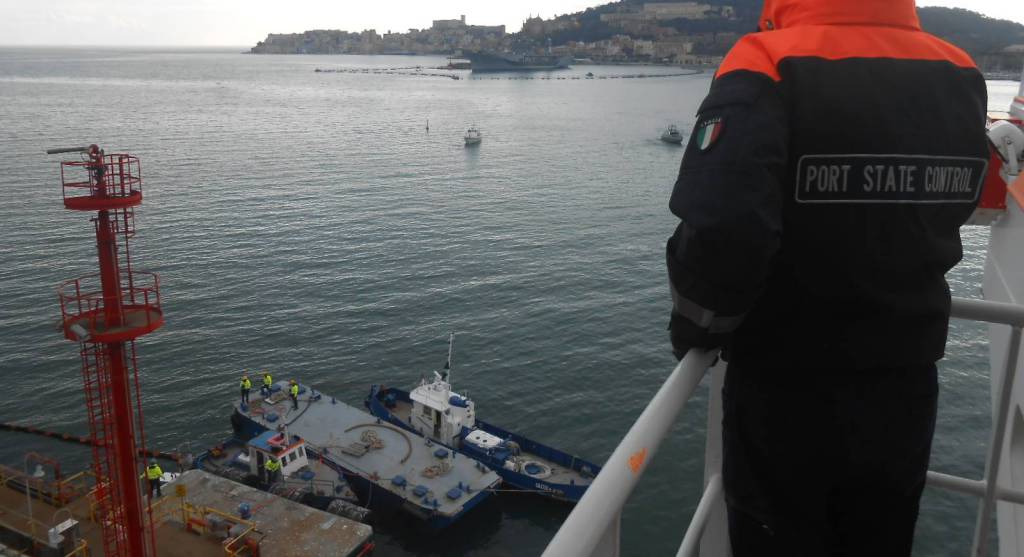 Gaeta esercitazione antinquinamento guardia costiera