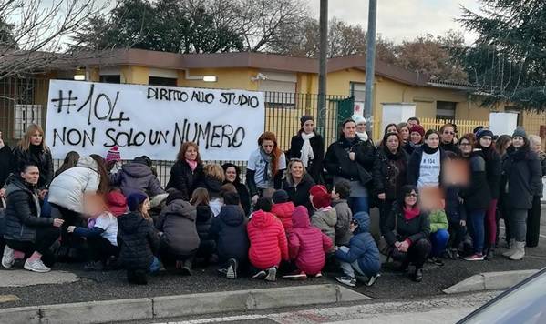Ardea, continua la protesta dei genitori dei ragazzi a cui è stato soppresso il servizio AEC
