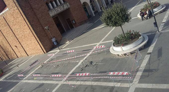 Pomezia, via la pista di ghiaccio, brutte sorprese a piazza Indipendenza