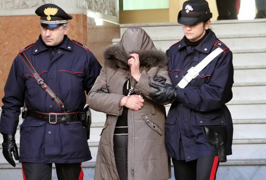 Acilia, carabiniere donna arresta madre e figlia mentre rubano al supermercato