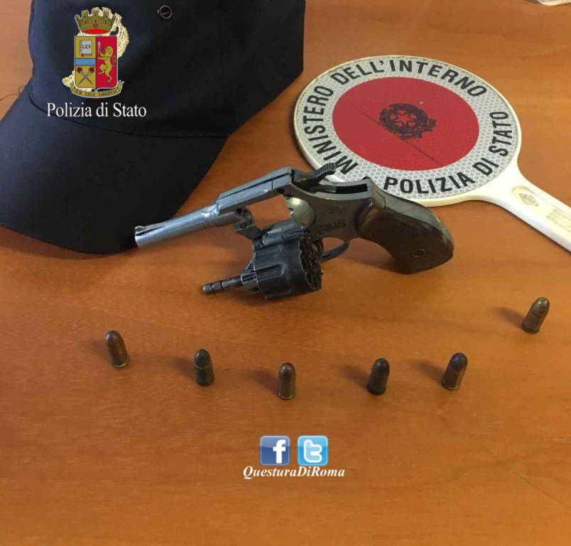 Ostia, sequestrata dalla Polizia una pistola calibro 22 nascosta in un palazzo