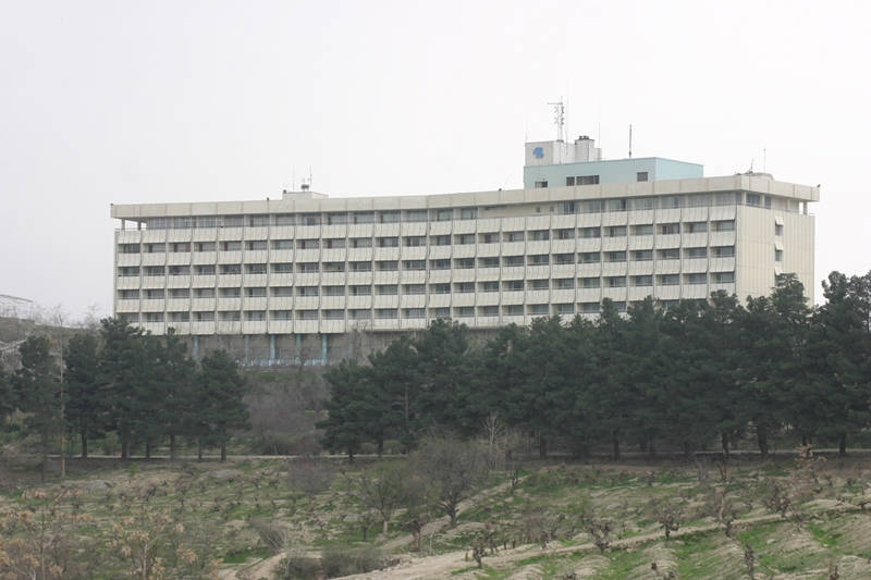 Attacco terroristico a Kabul, kamikaze si fa esplodere in Hotel