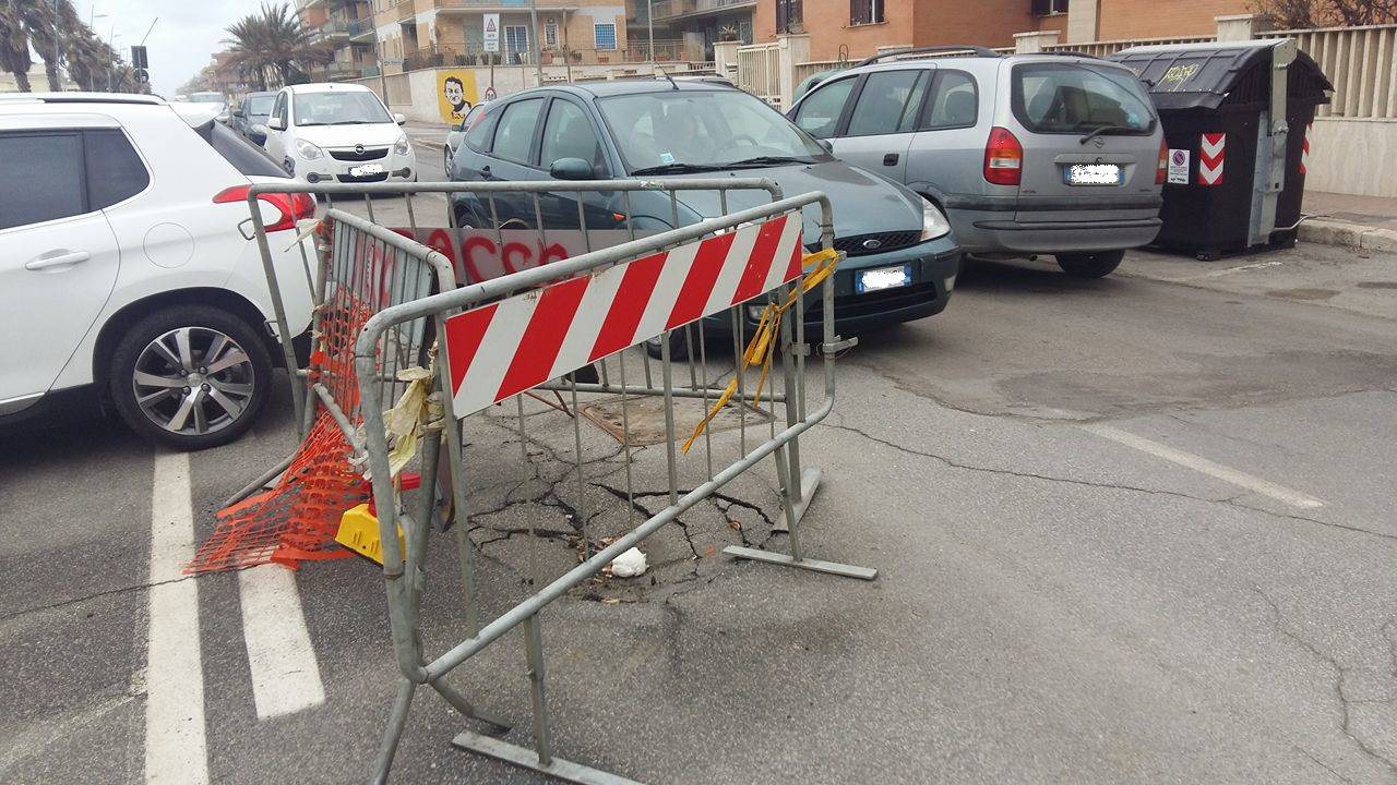 Ostia, buche al centro della strada: a quando la manutenzione?