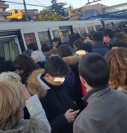 Roma-Lido, si bloccano due treni: i passeggeri si rifiutano di scendere