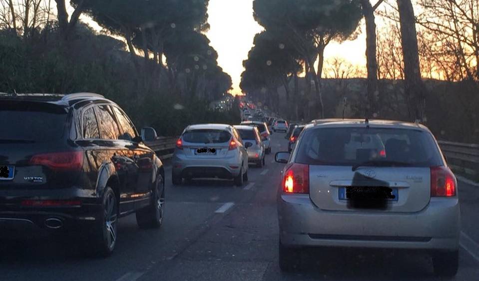 Olio sull’asfalto, chiusa la corsia laterale di via Colombo in direzione Eur