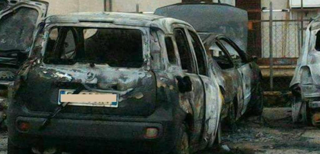 Ardea, via Crispi, ignoti danno fuoco ad alcune auto