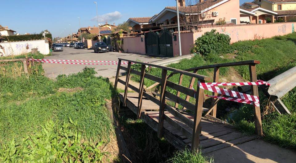 Ostia, i residenti ricorrono al ‘fai da te’ e mettono in sicurezza un ponticello pericoloso