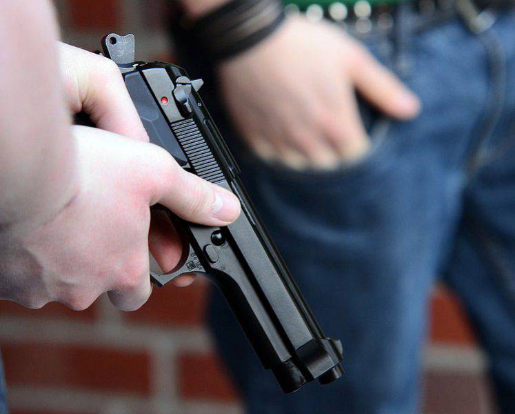 Ostia, con tre colpi di pistola baby gang minaccia due ragazzi egiziani