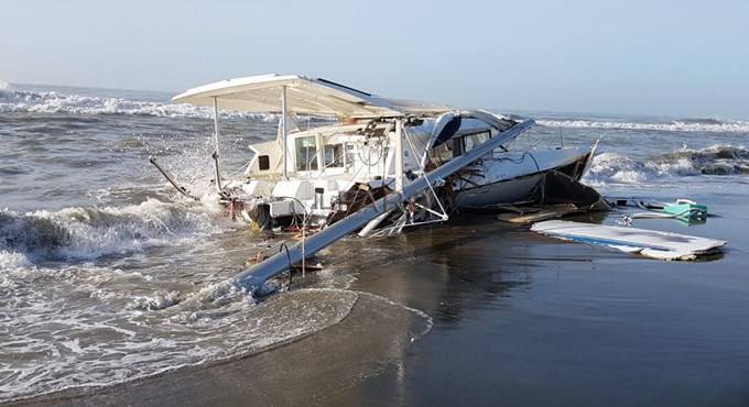 ‘Miracolo’ a Ostia, in soli 10 giorni rimosso il relitto del catamarano naufragato
