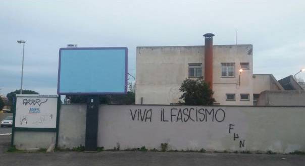 scritte fasciste a Fiumicino
