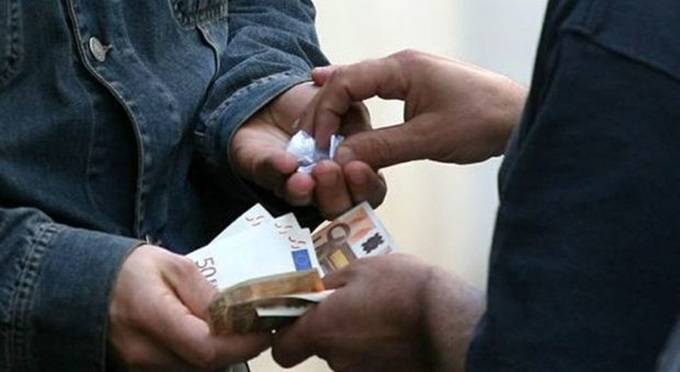 Roma, Carabinieri scoprono un ‘supermarket della droga’, tre pusher in manette