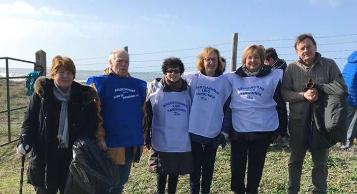 Tarquinia, al via la pulizia della spiaggia, i cittadini si uniscono a Fare Verde