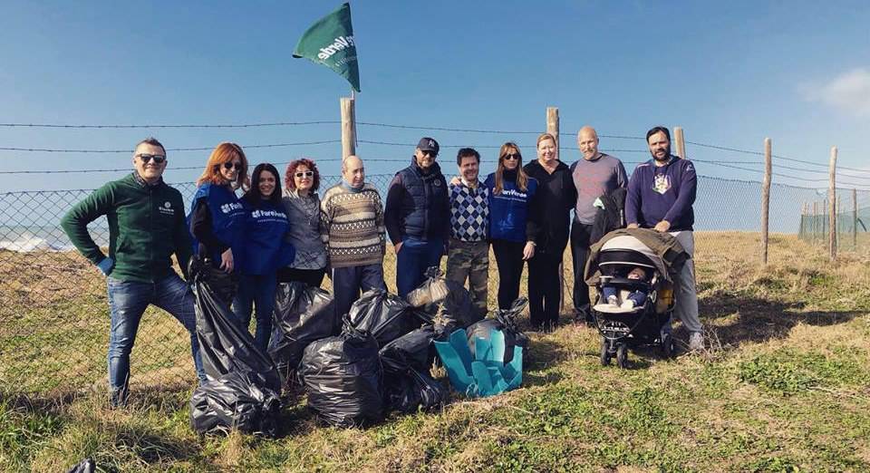 Tarquinia, al via la pulizia della spiaggia, i cittadini si uniscono a Fare Verde