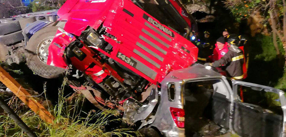 Tragedia a Gaeta, tir si ribalta sulla Flacca, 3 i feriti e 1 morto