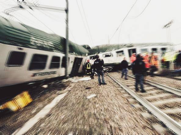 Treno diretto a Milano deragliato, tre morti e 46 feriti gravi