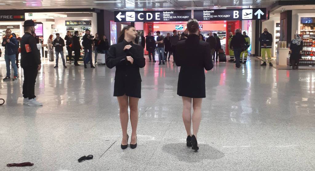 Danza contemporanea in aeroporto, lo spettacolo a sorpresa incanta i passeggeri