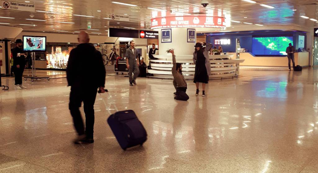 Danza contemporanea in aeroporto, lo spettacolo a sorpresa incanta i passeggeri