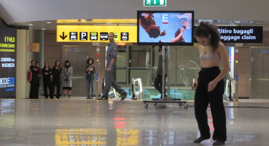 Danza contemporanea in aeroporto, lo spettacolo a sorpresa incanta i passeggeri