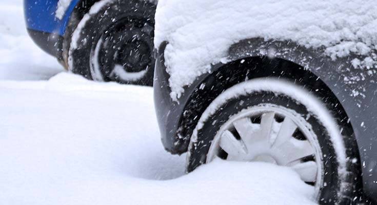 Tempesta di neve in Pakistan, migliaia di auto bloccate nel gelo: 19 morti