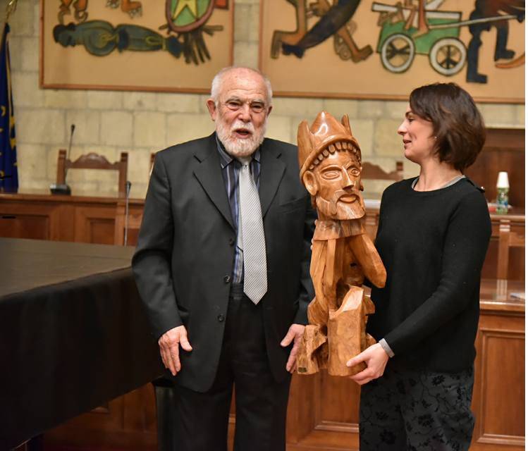 Una nuova scultura per Tarquinia, il dono di Benito Romagnoli consegnato al Comune