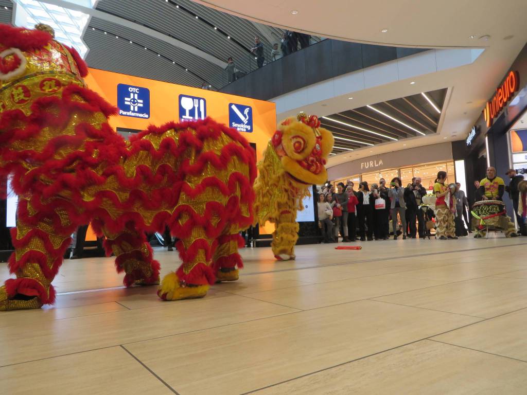 Capodanno cinese all’aeroporto di Fiumicino, si fa festa con la tradizionale ‘Danza del Leone’