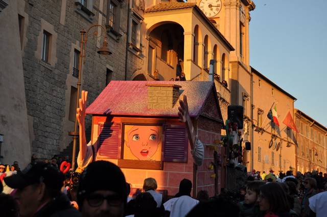 Tarquinia, grande successo per l’inaugurazione di ‘Carnevalando 2018’