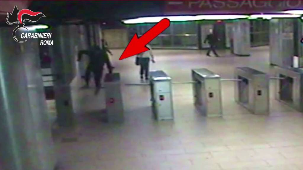 Roma, aggredirono un coetaneo in metro, otto minorenni arrestati