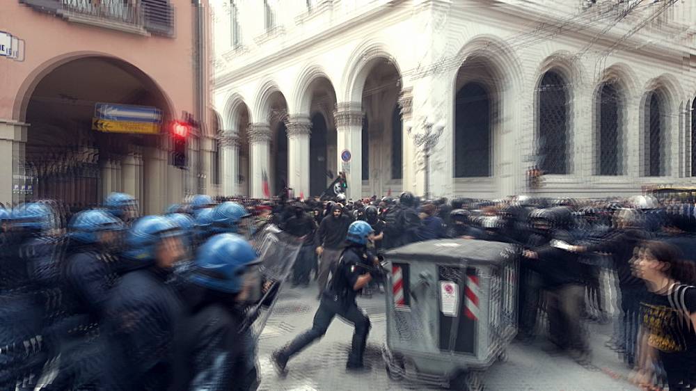 Bologna, manifestanti contro Forza Nuova, è scontro con le forze dell’ordine