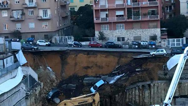 Roma, crolla un’intera strada in zona Balduina, inghiottite anche le auto, nessun ferito