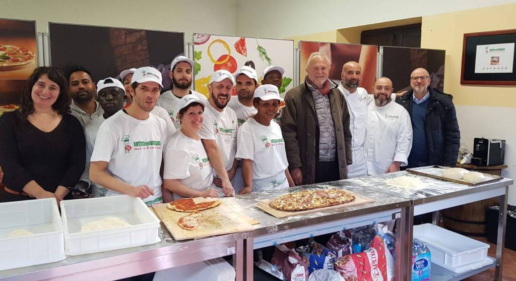 Fiumicino, italiani e richiedenti asilo a scuola di pizza nel centro d’accoglienza