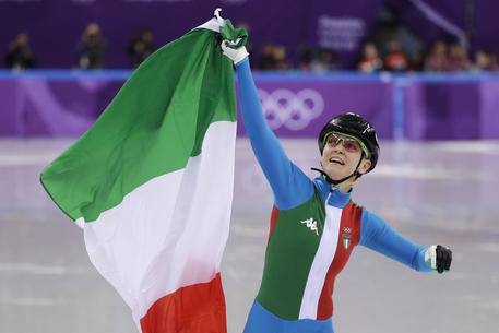 PyeongChang 2018, Arianna Fontana e Federico Pellegrino festeggiano le medaglie olimpiche sul podio