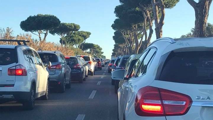 Roma, incidente sulla Colombo: traffico paralizzato