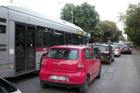 Collegamenti in tilt: via Ostiense bloccata per incidente e Roma-Lido a rilento per guasto elettrico