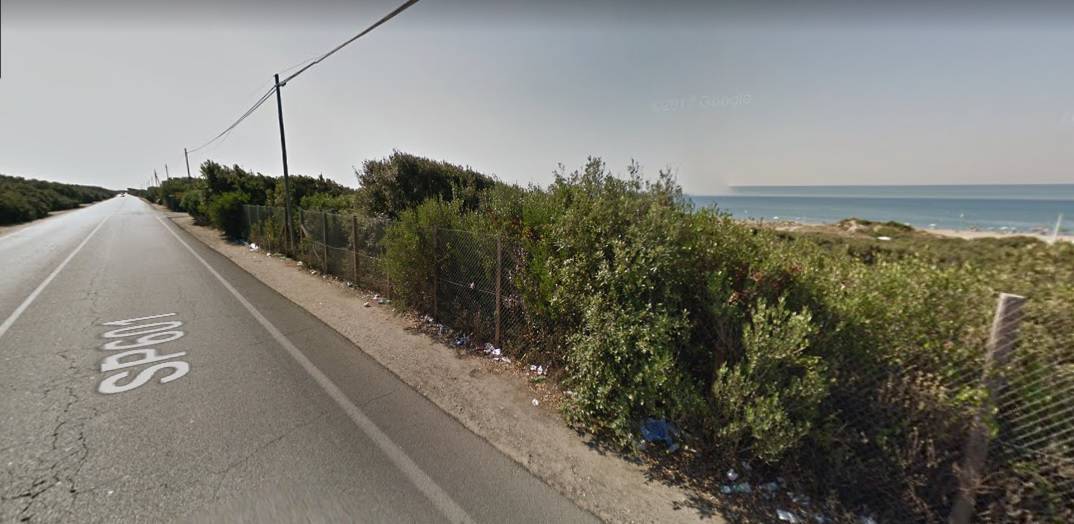 Litoranea Ostia-Torvaianica, è giallo per auto fuori strada: sparito il conducente