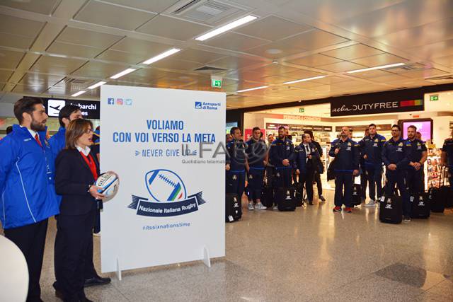 Fiumicino, flash mob a sorpresa all’aeroporto per salutare gli azzurri del rugby
