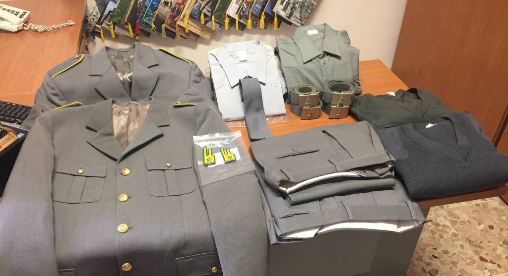 Formia, la finanza sequestra uniformi militari vendute sul web, due denunce