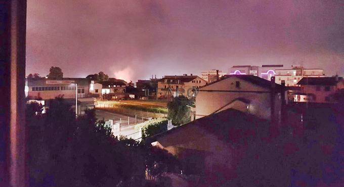 Incendio nella cartiera Deodati Ecocar a Pomezia, sul posto l’Unità di rischio ambientale