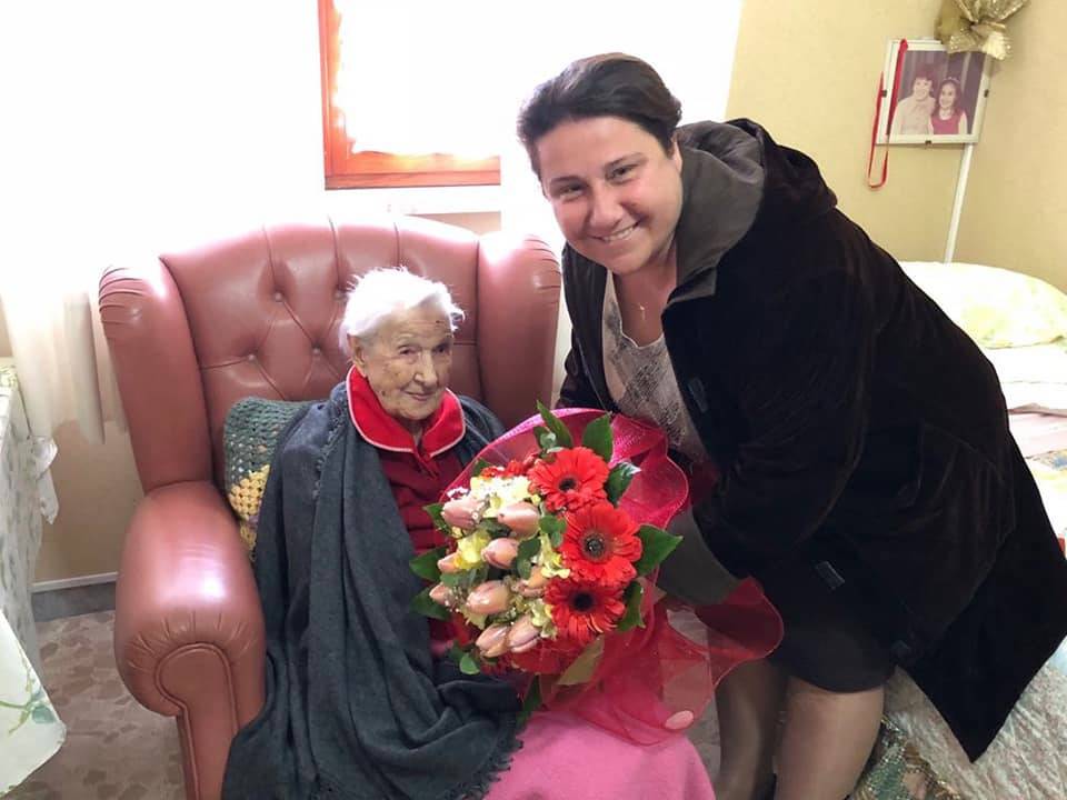 Sabaudia, la sindaca Gervasi festeggia con fiori e abbracci i 103 anni della signora Antonietta