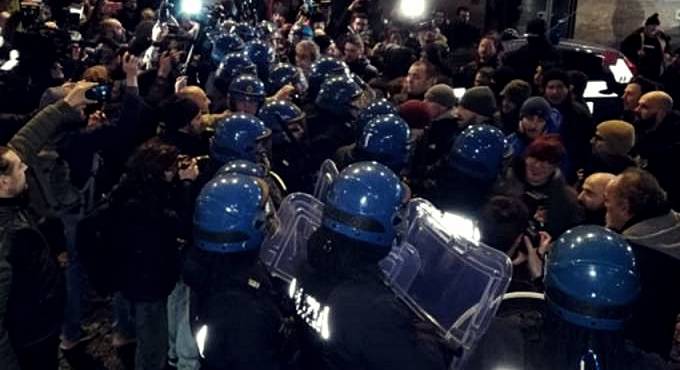 Macerata, dopo l’attentato razzista scontri tra la Polizia e i manifestanti di Forza Nuova