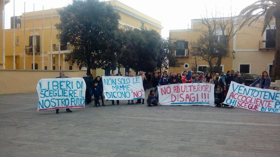 Ventotene e la protesta in piazza contro l’accoglienza delle famiglie disagiate