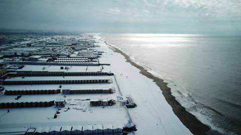 Vista dall&#8217;alto: il litorale imbiancato dalla neve, febbraio 2018