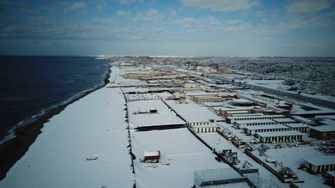 Vista dall&#8217;alto: il litorale imbiancato dalla neve, febbraio 2018