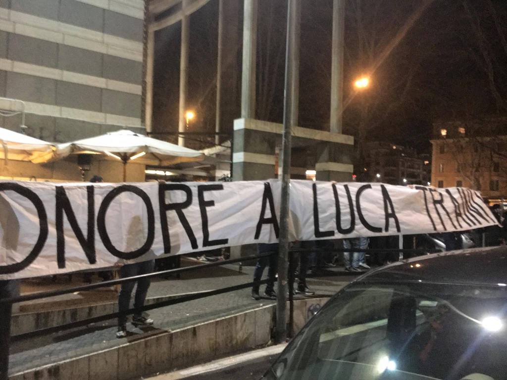 ‘Onore a Luca Traini’, lo striscione della vergogna nella notte a Ponte Milvio