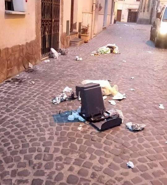 Atti vandalici notturni nel centro storico di Cerveteri, Gubetti ‘Senza rispetto per la città’