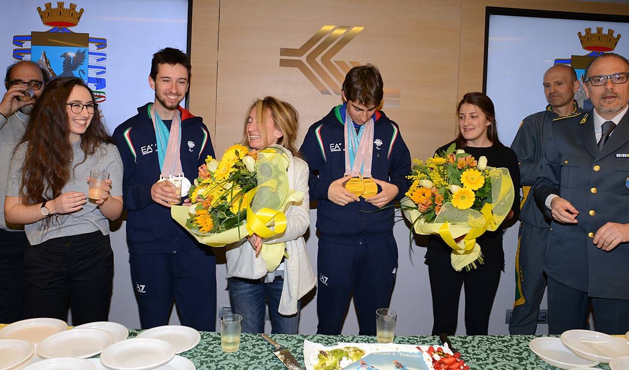 Fiamme Gialle, Giacomo Bertagnolli e Fabrizio Casal festeggiati al rientro dalle Paralimpiadi