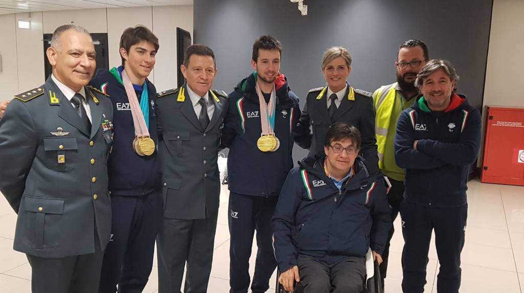 Fiamme Gialle, Giacomo Bertagnolli e Fabrizio Casal festeggiati al rientro dalle Paralimpiadi