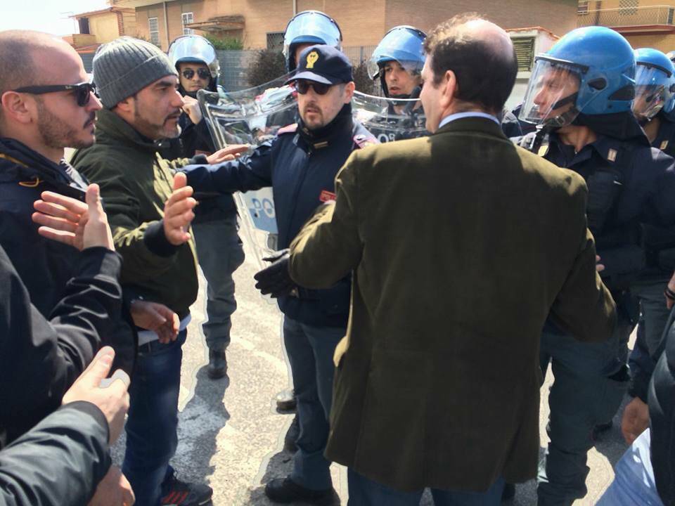 Fiumicino, tensione tra CasaPound e le forze dell’ordine a via Bombonati